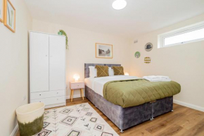 Simone room for two at a 3-bedroom flat at Hanwell